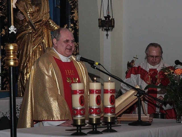 Krucyfiks, chrzcielnicę, konfesjonał i obraz poświęcili ks. Marek Walczak (z lewej) oraz ks. Mieczysław Sołtys.