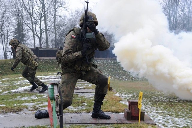 Od 1 stycznia Wyszehradzka Grupa Bojowa Unii Europejskiej, pod dowództwem Błękitnej Brygady, rozpoczęła swój półroczny dyżur. W ramach utrzymywania gotowości do działania, zarówno dowództwo, sztab jak i pododdziały Grupy Bojowej odbywają comiesięczne, wspólne szkolenia. We wtorek sztab uczestniczył w warsztatach z planowania operacyjnego a żołnierze kompanii manewrowej 1batalionu Legionów - na strzelnicy i placu ćwiczeń - doskonalili swoje "misyjne" umiejętności.