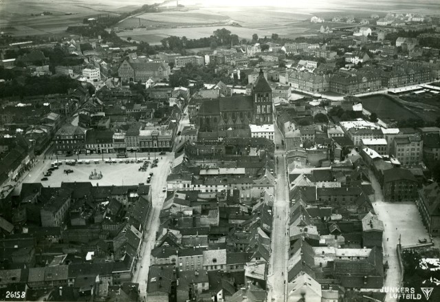 To lotnicze zdjęcie Koszalina zostało zrobione w latach 30 (pochodzi ze zbioru archiwistów z Greifswaldu, którzy użyczyli je kolegom z koszalińskiego Archiwum Państwowego). Dobrze widać na nim jak rozrosło się miasto oraz to, że pomimo powiększenia się jego powierzchni zachował się średniowieczny, krzyżowy układ komunikacyjny. Na górze fotografii widać też jedno z przedmieść, które powstało za murami miejskimi, w kierunku wschodnim. 