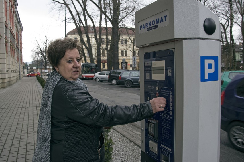 Nowe parkomaty montują w Nowym Sączu. Za parking zapłacisz kartą lub z telefonu [ZDJĘCIA]