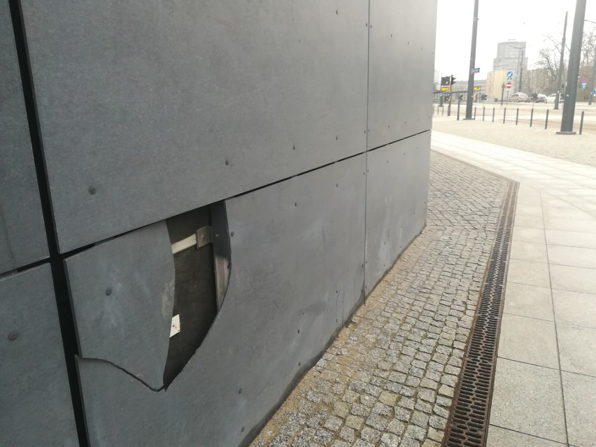 Ogromne dziury w ścianie dworca Łódź Fabryczna. Czyja to sprawka? [zdjęcia]