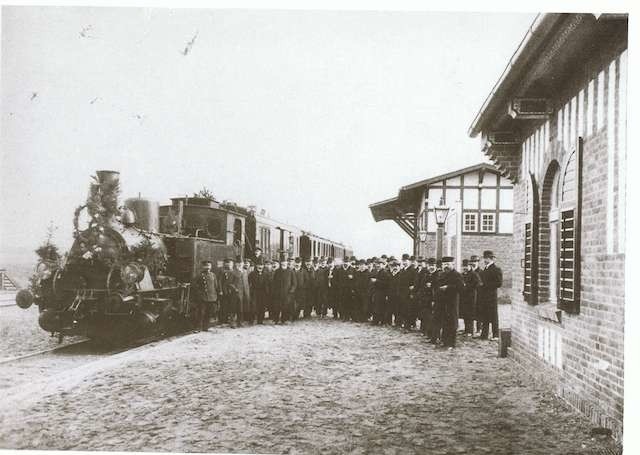 Tak dworzec w Czarnowie prezentował się 28 lutego 1910 roku , kiedy dotarł do niego pierwszy pociąg