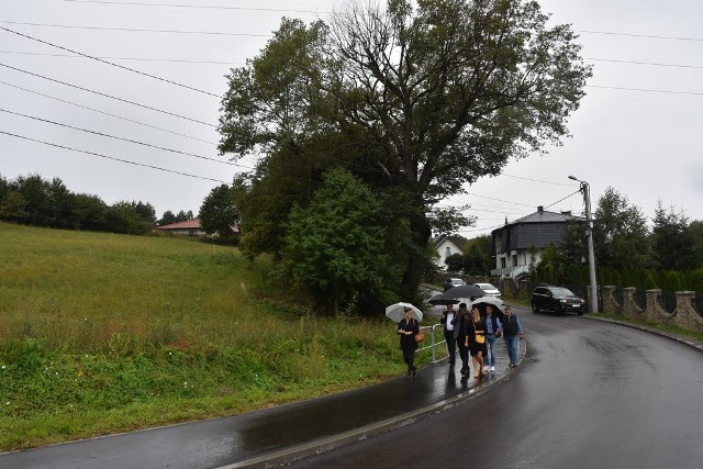 Zakończyła się gruntowana przebudowa 1,5 km gminnej drogi Trąbki - Biskupice (powiat wielicki). Prace warte 5 mln zł trwały od września 2022 roku