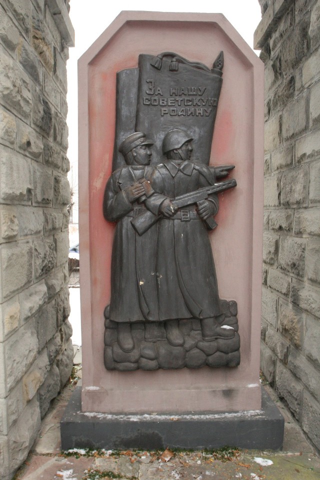Budowę pomnika wymogło na władzach miasta NKWD. Raz go wysadzono w powietrze, potem w proteście oblano czerwoną farbą