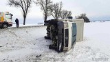 Opolskie. W Sidzinie dachował samochód dostawczy, a w Opolu auto uderzyło w radiowóz Straży Miejskiej