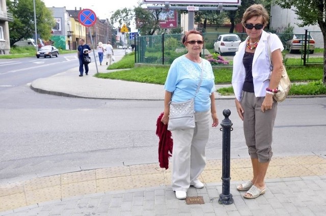 - W tym miejscu powinno być wymalowane przejście dla pieszych, bo codziennie przechodzi tędy mnóstwo ludzi &#8211; uważają panie (od lewej) Hanna i Irena, spotkane u zbiegu ulic Staszica i Kelles-Krauza.