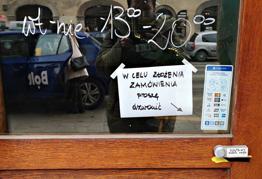 Smutek, nadzieja, gniew - witryny krakowskich restauracji w pandemii