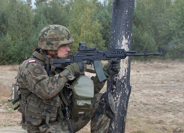 Karabinek szturmowy beryl produkowany przez Fabrykę Broni w Radomiu.