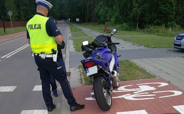 Motocyklista stracił prawo jazdy, bo jechał 140 km/h po ul....