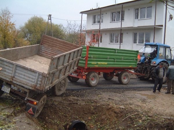 - Jeśli drogowcy nie zmienią zdania i przejazd  będzie węższy, nasze maszyny, tak jak dziś,  będą wpadały do rowu - mówi Jadwiga  Gawarkiewicz.