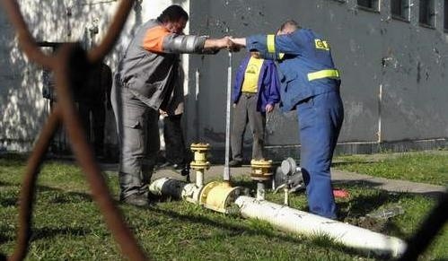 Pracownicy PGNiG zakręcają gaz w hucie
