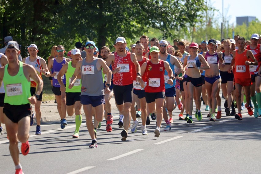 Około 800 biegaczy w Półmaratonie Radomskiego Czerwca. Startowałeś? Znajdź się na zdjęciach CZĘŚĆ 1