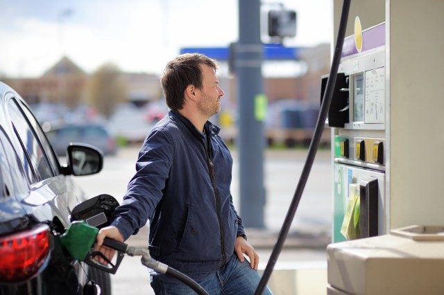 Dziwisz się niskim cenom paliwa na stacji? Eksperci wyjaśniają, co stoi za obniżkami
