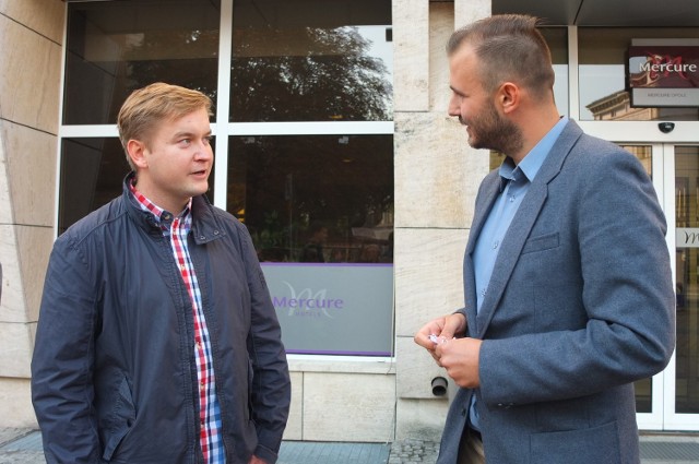 Przed wejściem do hotelu Mercure dyskutowali młodzi zwolennicy obu partii. Od lewej Maciej Konciak (PO) i Paweł Licznar (KNP)