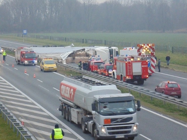 Zablokowany został pas w kierunku na Katowice i lewa część pasa w kierunku Wrocławia.