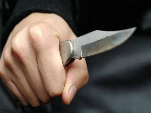 Uzbrojony w nóż młody mężczyzna awanturował się w weekendowy wieczór przed lokalem gastronomicznym w Występie koło Nakła