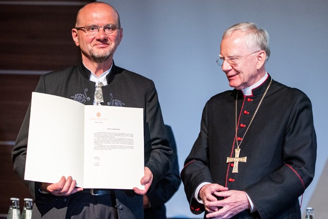 Piotr Bąk odbiera od abp Marka Jędraszewskiego zgodę Stolicy Apostolskiej na nadanie patrona św. Jana Pawła II powiatowi tatrzańskiemu