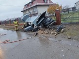 Wypadek w gminie Klwów w powiecie przysuskim. Samochód zjechał z drogi i wbił się w ogrodzenie. Ranny kierowca