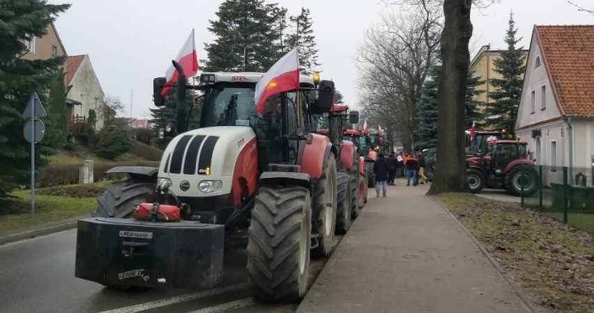 Do Morąga ciągnikami zjechali się protestujący rolnicy,...