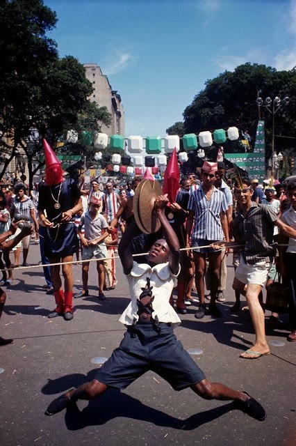 Piękne tancerki w stolicy samby. Zobacz zdjęcia z karnawału w Rio de Janeiro z 1964 roku [GALERIA]