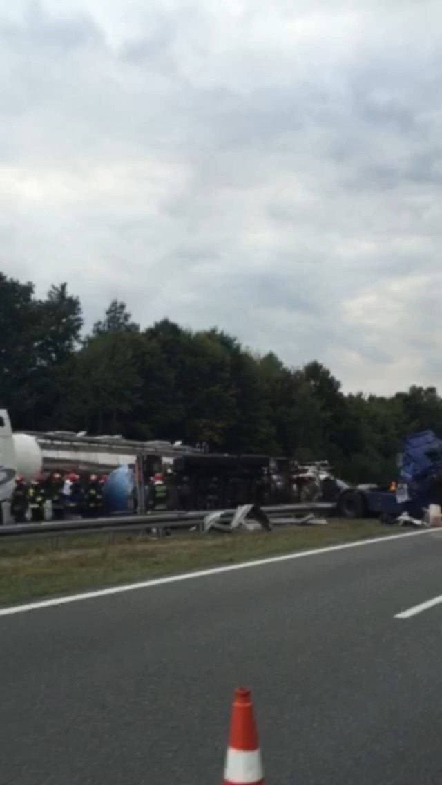 DZ24: Wypadek na A4 24.08.2015. Utrudnienia już tylko na autostradzie [NOWE ZDJĘCIA]