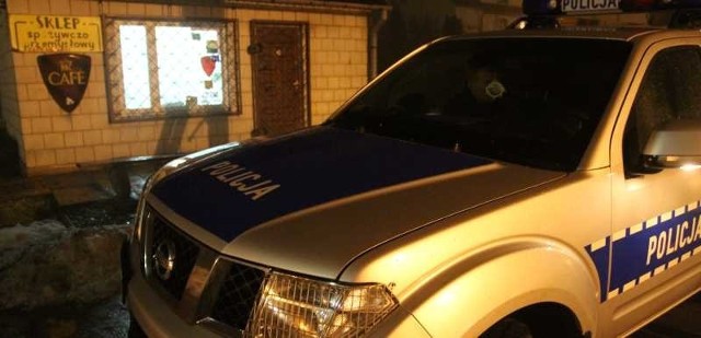 Radiowóz przed napadniętym sklepem w Leszczynach w gminie Górno.