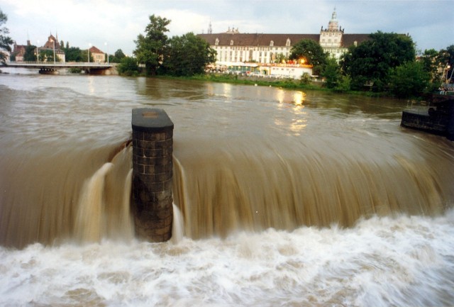 Wrocław - powódź w 1997 roku. Jaz przy Moście Pomorskim