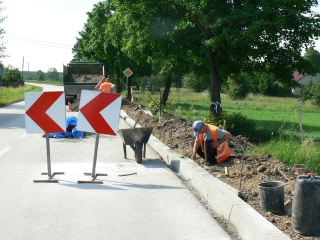 Do końca czerwca potrwa budowa w Zabrniu, w gminie Grębów, gdzie powstaje 314 metrów chodnika.