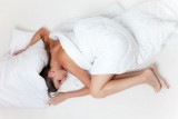 Śpisz w piżamie? To błąd! Nawet nie zdajesz sobie sprawy, jak pozytywny wpływ może mieć na nasze zdrowie spanie nago 