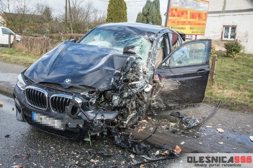 Wypadek pod Wrocławiem. Zderzyły się osobówka i samochód dostawczy