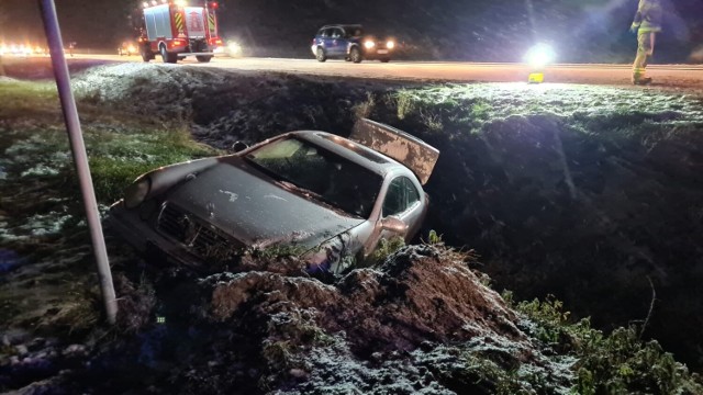 Poważny wypadek na DK32 w Wielkopolsce. Samochód wylądował w rowie.