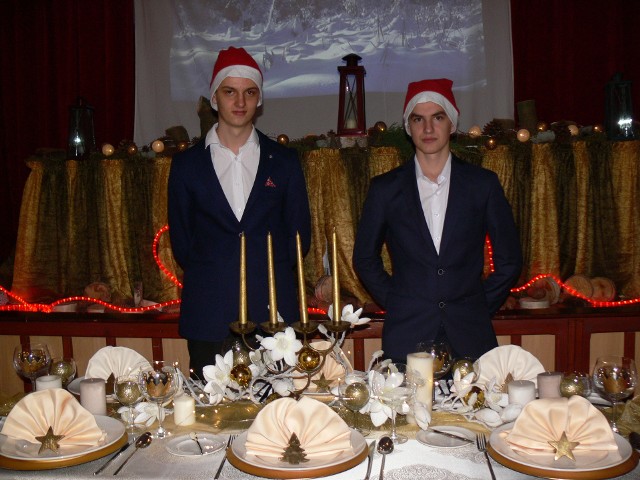 Paweł Gawroński z klasy II Technikum Hotelarskiego przygotowali  aranżację w stylu złotym i bieli. - Nasz stół nazywa się "Błyszczące święta" - mówili uczniowie.