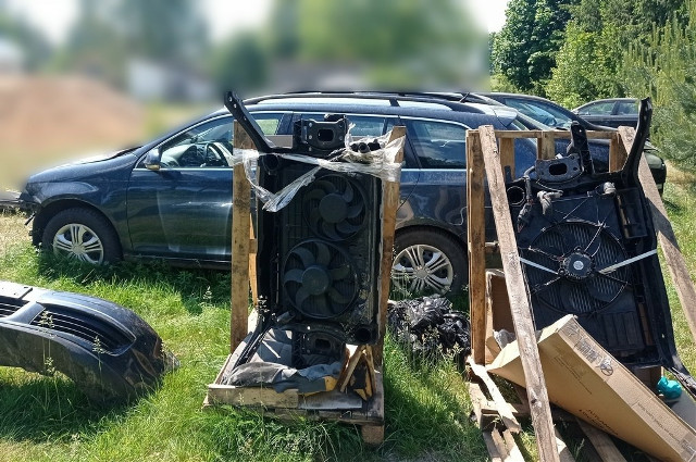 Nielegalnie demontowali samochody. Akcja podlaskiej KAS i WIOŚ