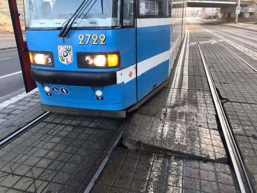 Uwaga, tramwaje nie jeżdżą Grabiszyńską. Wypadła płyta z torowiska