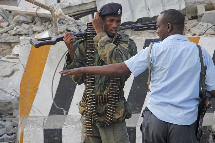 Somalia: Zamach w Mogadiszu. Dwie eksplozje i atak na hotel, zginęło co najmniej 20 osób [ZDJĘCIA]