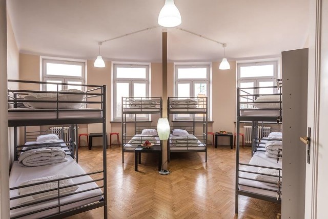 Bubble Hostel, ul. Basztowa 15 lok. 10Ocena: 9,0 Trudno znaleźć lepszą lokalizację niż tą, którą może się poszczycić Bubble Hostel! Goście docenili nie tylko bliskość Bramy Floriańskiej. W opiniach komplementowali również przemiły personel i perfekcyjną czystość pokoi. 