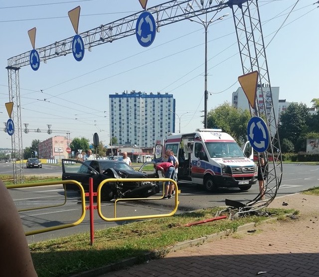 Kierowca volkswagena golfa uderzył w bramownicę i barierki na rondzie na Redenie