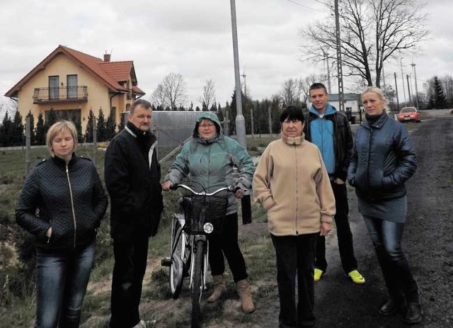 Mieszkańcy Wrzosowa przy latarni, o którą przy silniejszym wietrze uderzają linie energetyczne. To powoduje liczne awarie