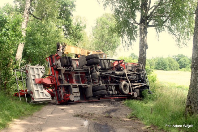 We wtorek przed południem na drodze koło Grzybnicy w powiecie koszalińskim doszło do groźnie wyglądającej kolizji. Kierujący   ciężarówką   z  nieznanych przyczyn  zjechał  z  drogi  uderzając   w  drzewo  po czym    przewrócił się na bok. Nikomu nic się nie stało.Zobacz także: Kolizja w Koszalinie