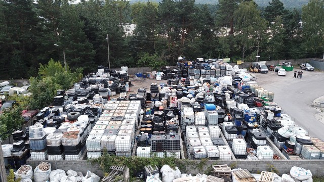 Odpady na działce przy ulicy Krakowskiej w Kielcach są - jak zaznaczają urzędnicy - gromadzone niezgodnie z wytycznymi w zezwoleniu.