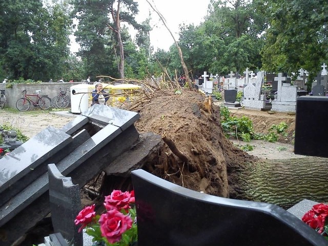 Szczęście w nieszczęściu - pisze Czytelniczka - żadne drzewo nie przewróciło się na kościół. Uszkodzone zostało tylko murowane ogrodzenie.Pogoda na dziś, wideo: TVN Meteo/x-news