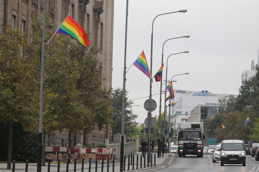 Pride Week: Na ulicach Poznania pojawiły się tęczowe flagi