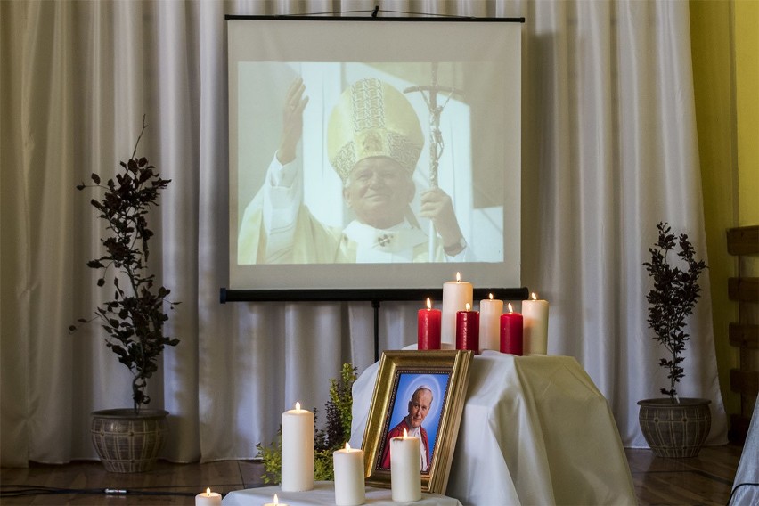 Niepubliczna szkoła podstawowa w Pocierzynie otrzymała imię Świętego Jana Pawła II. Z tej okazji skomponowali szkolny hymn 