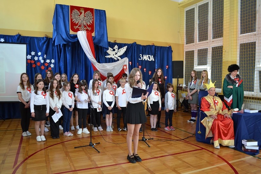 Włoszczowska "Dwójka" zaprezentowała piękny program na rocznicę uchwalenia Konstytucji 3 Maja. Zobacz zdjęcia