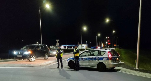 Policjanci pomagają kierowcom ominąć blokady