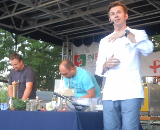 Atrakcją jarmarku we Wschowie był Karol Okrasa, który gotował wspólnie ze uczestnikami imprezy. Zaprosił do pomocy panów Michała i Krzysztofa.