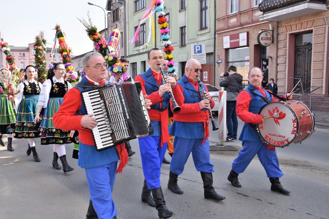 Co roku przed Wielkanocą władze Mroczy zapraszają mieszkańców na ludowe występy i „ Śniadanie wielkanocne”. Przez kilka lat imprezy organizowano w Wiejskim Domu Kultury w Witosławiu, potem w domu kultury w Mroczy. W ub. r. po raz pierwszy świąteczna impreza wyszła w plener. Stoły rozstawiono przed plebanią w Mroczy .  Tu także  śpiewały „Mroczanki”, występował zespół „Krajna” z Nakła. W tym roku wybrano inny scenariusz. Po mszy św. mieszkańcy z palmami, przy akompaniamencie ludowej kapeli, przeszli do hali widowiskowo-sportowej w Mroczy.  Tu  stoły z domowym jadłem rozstawiły sołectwa i samorządy mieszkańców. Postawiono  też scenę, na której tańczono  i śpiewano na ludową nutę. Publiczność wybierała najładniejsze stoisko. Kartek do głosowania przygotowano 400. Za mało. Gości do hali przyszło w Palmową Niedzielę więcej.