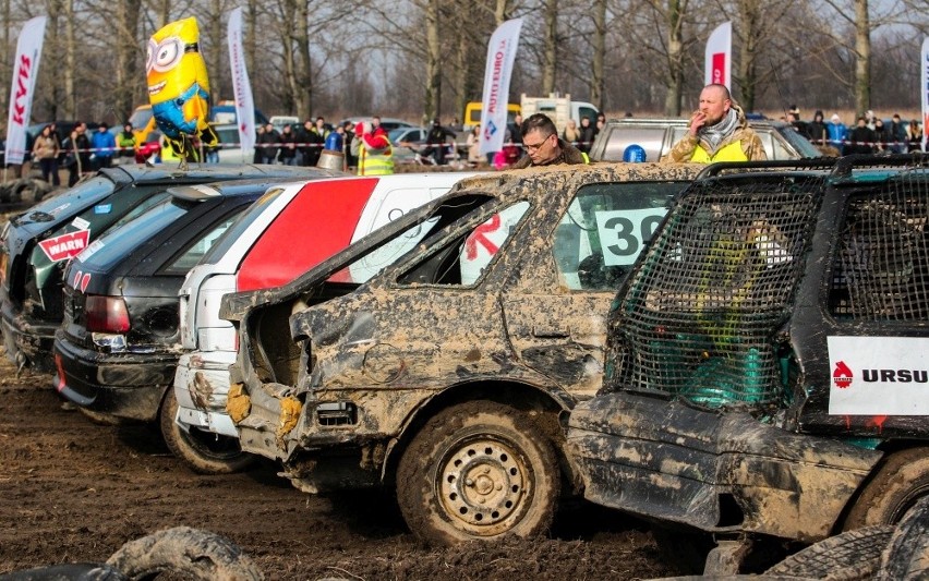 Walentynkowe wyścigi wraków na dawnym poligonie w Lublinie