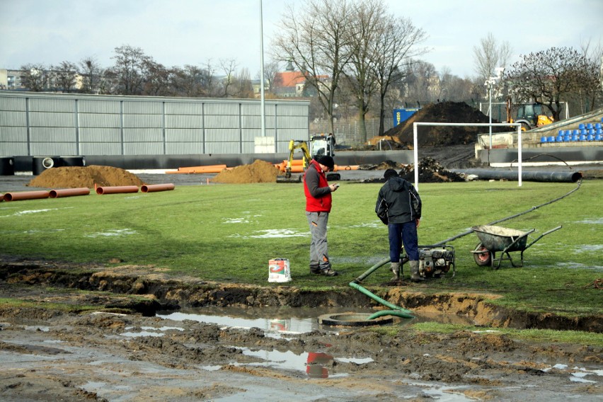 Stadion żużlowy na razie rozkopany. Trwają remonty (ZDJĘCIA)