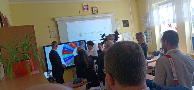 Dzień Nowych Technologii w Edukacji w Zespole Szkolno-Przedszkolnym w Fastach obfitował nie tylko w zajęcia z wykorzystaniem narzędzi informatycznych, ale też część artystyczną przygotowaną przez uczniów.